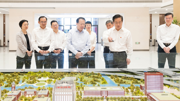 龚正市长调研上海交通大学医学院浦东校区，营造世界级生命科学创新生态